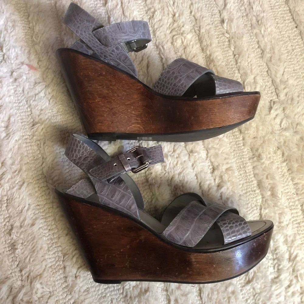 Theory Gray Sabrina Wedge Sandals size 40 crocodile pattern wooden platform heel